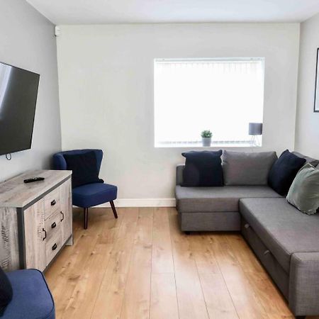 Comfortable And Convenient 3 Bedroom House With Parking Handsworth Экстерьер фото