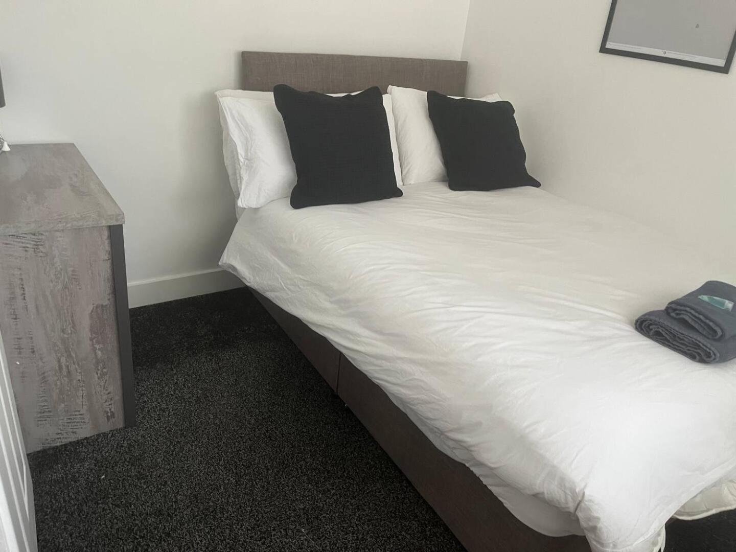 Comfortable And Convenient 3 Bedroom House With Parking Handsworth Экстерьер фото