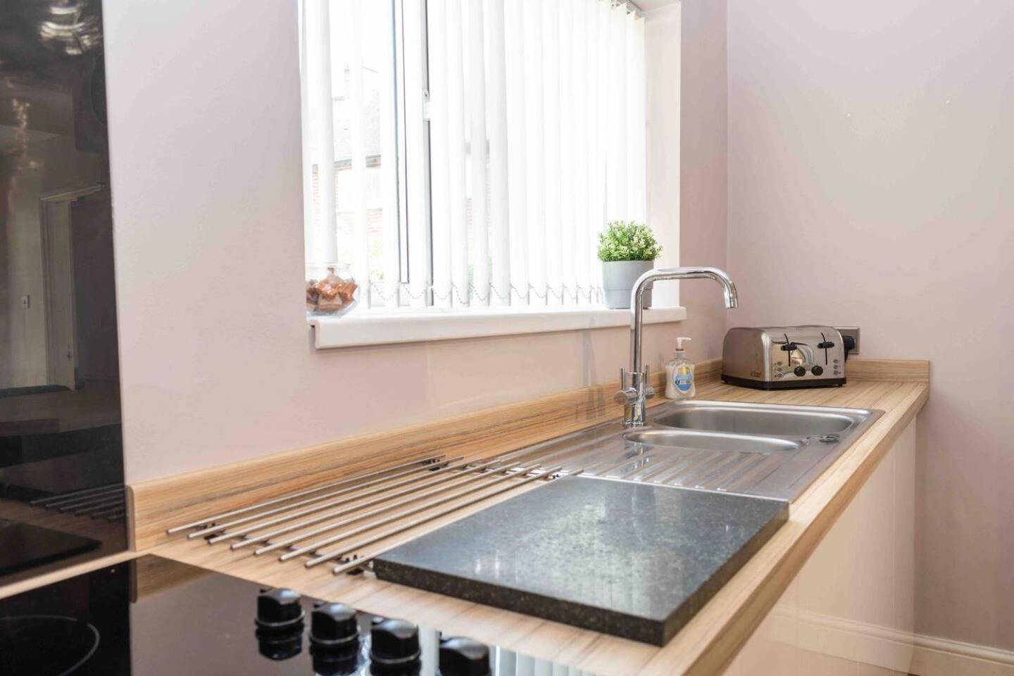 Comfortable And Convenient 3 Bedroom House With Parking Handsworth Экстерьер фото