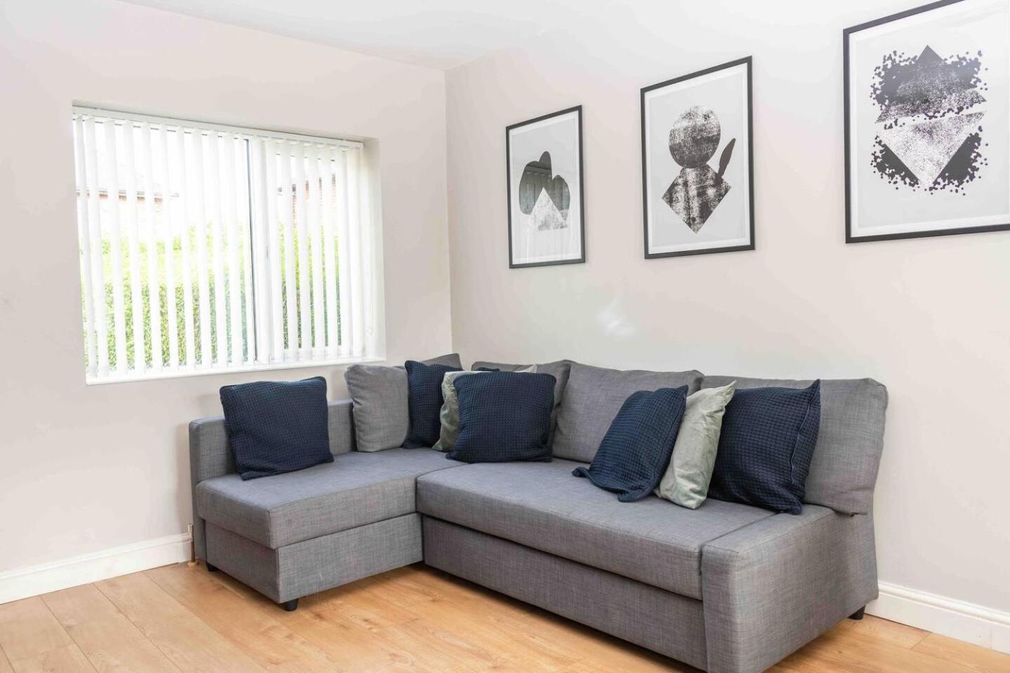 Comfortable And Convenient 3 Bedroom House With Parking Handsworth Экстерьер фото
