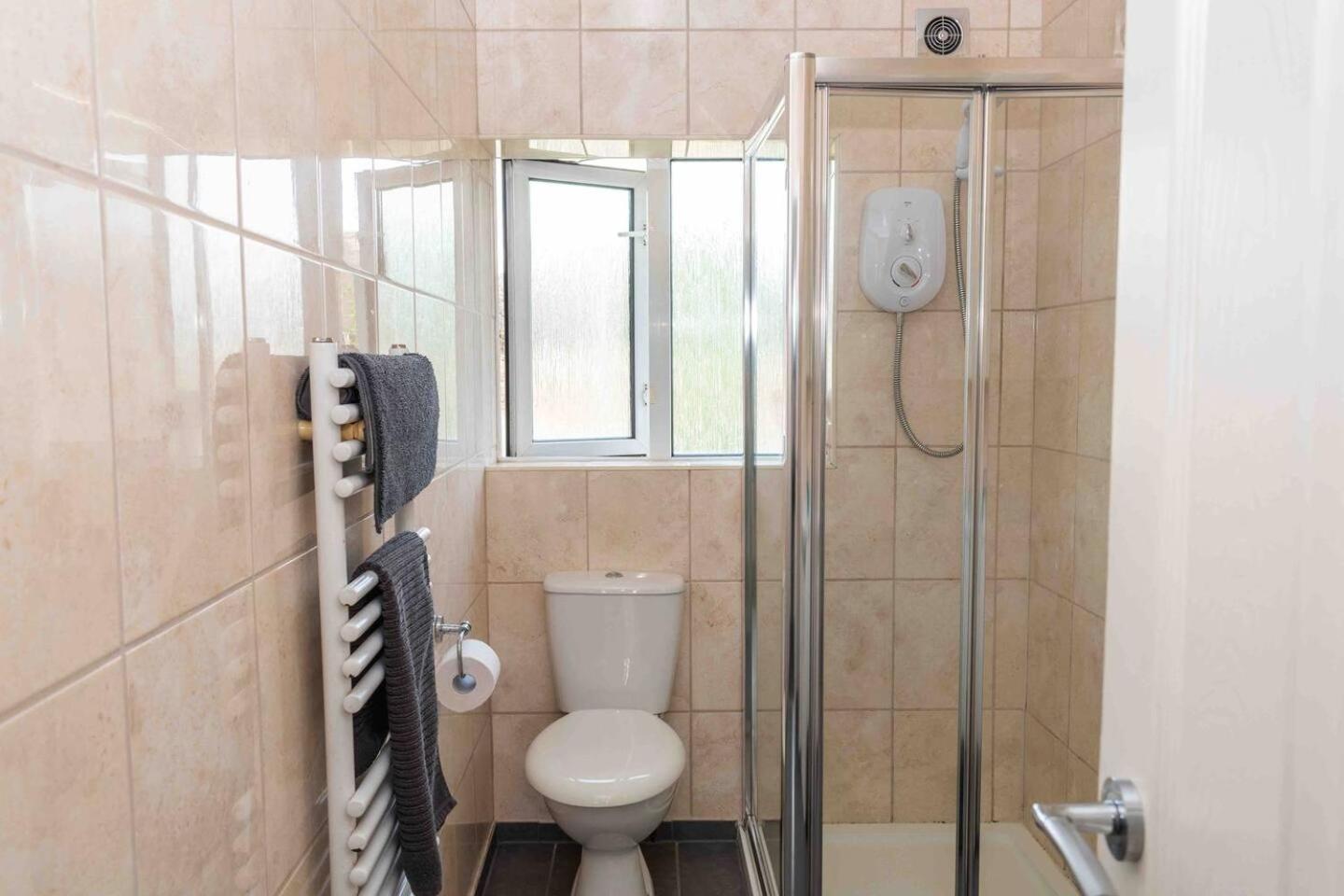 Comfortable And Convenient 3 Bedroom House With Parking Handsworth Экстерьер фото