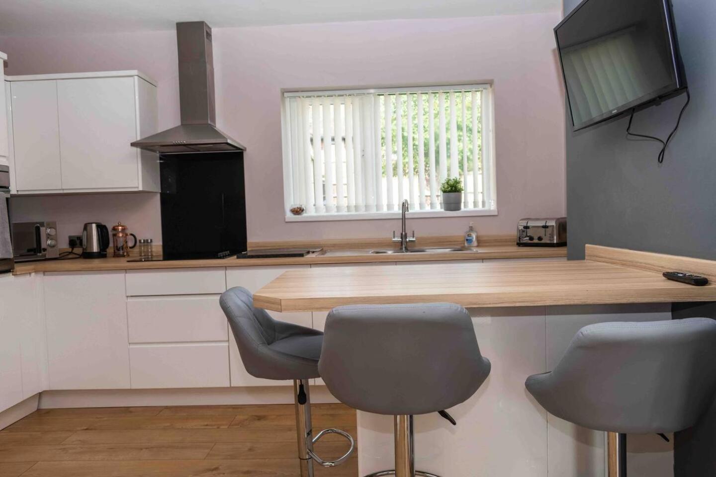 Comfortable And Convenient 3 Bedroom House With Parking Handsworth Экстерьер фото