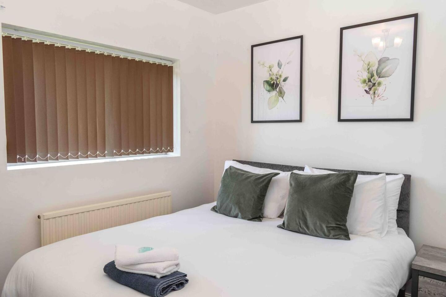 Comfortable And Convenient 3 Bedroom House With Parking Handsworth Экстерьер фото